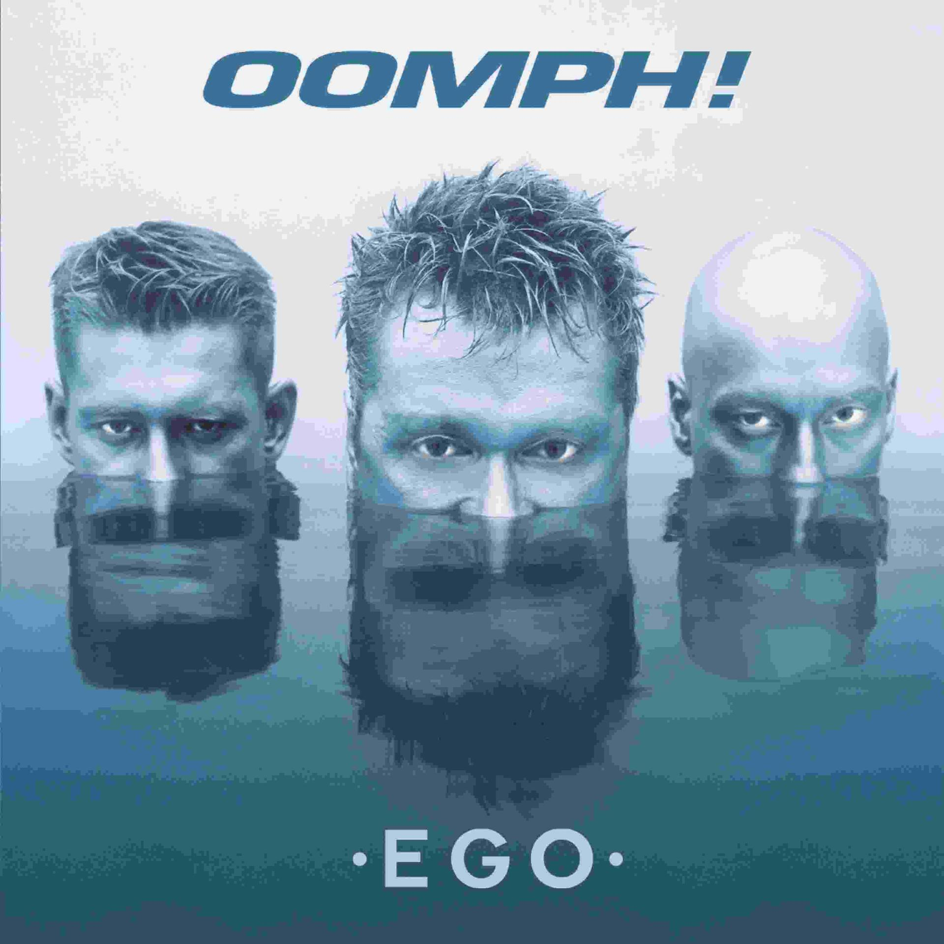 Albumcover mit drei teilweise im Wasser versunkenen Männern, dem Bandnamen 'OOMPH!' und dem Albumtitel 'EGO'.