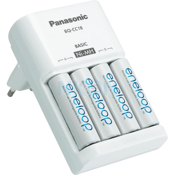 Fehér Panasonic akkumulátortöltő, négy eneloop újratölthető akkumulátorral.