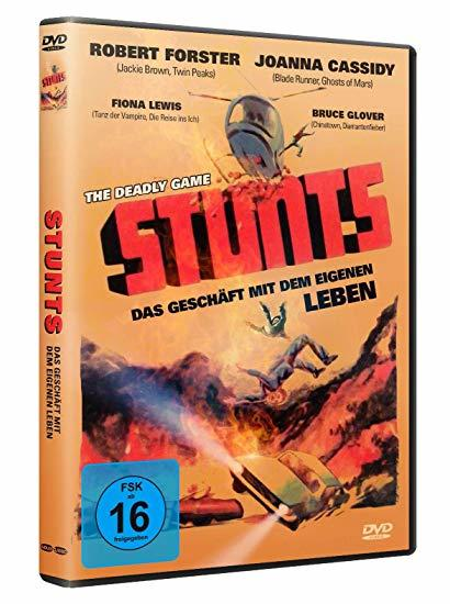 DVD-Cover mit dem Text 'The Deadly Game Stunts'. Ein Auto und Personen sind abgebildet.