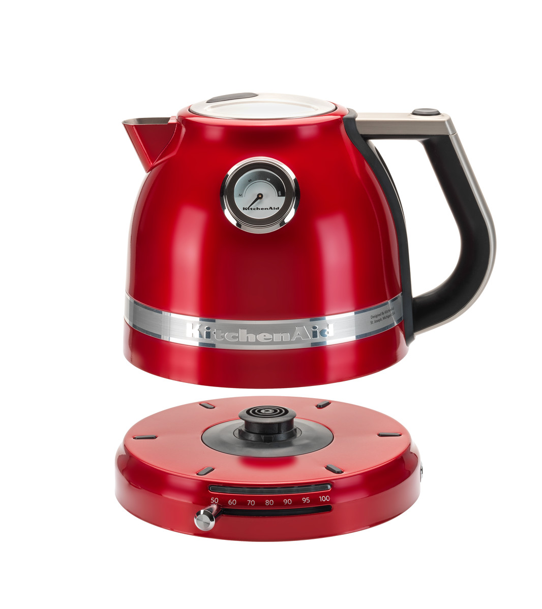 Roter elektrischer KitchenAid-Wasserkocher mit Sockel, isoliert auf weißem Hintergrund.