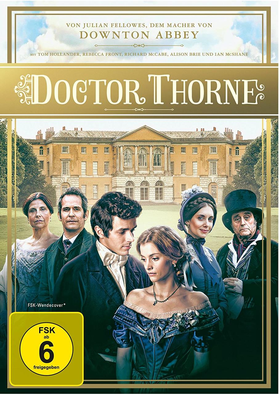 DVD-Cover, Personengruppe, Gebäude im Hintergrund.
