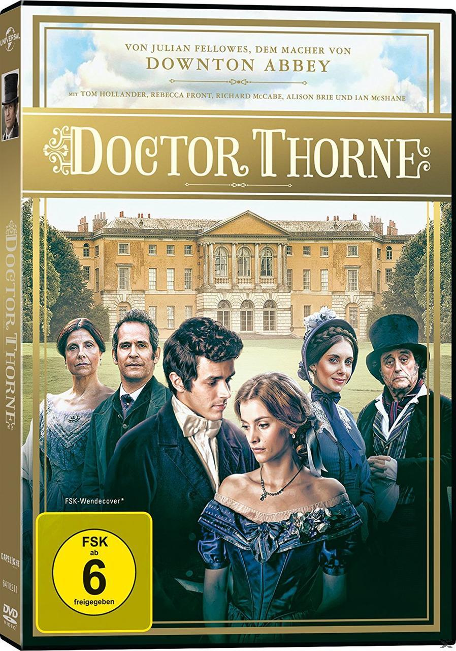 DVD-Cover von Doctor Thorne. Ein Castfoto im Vordergrund, ein Herrenhaus im Hintergrund.