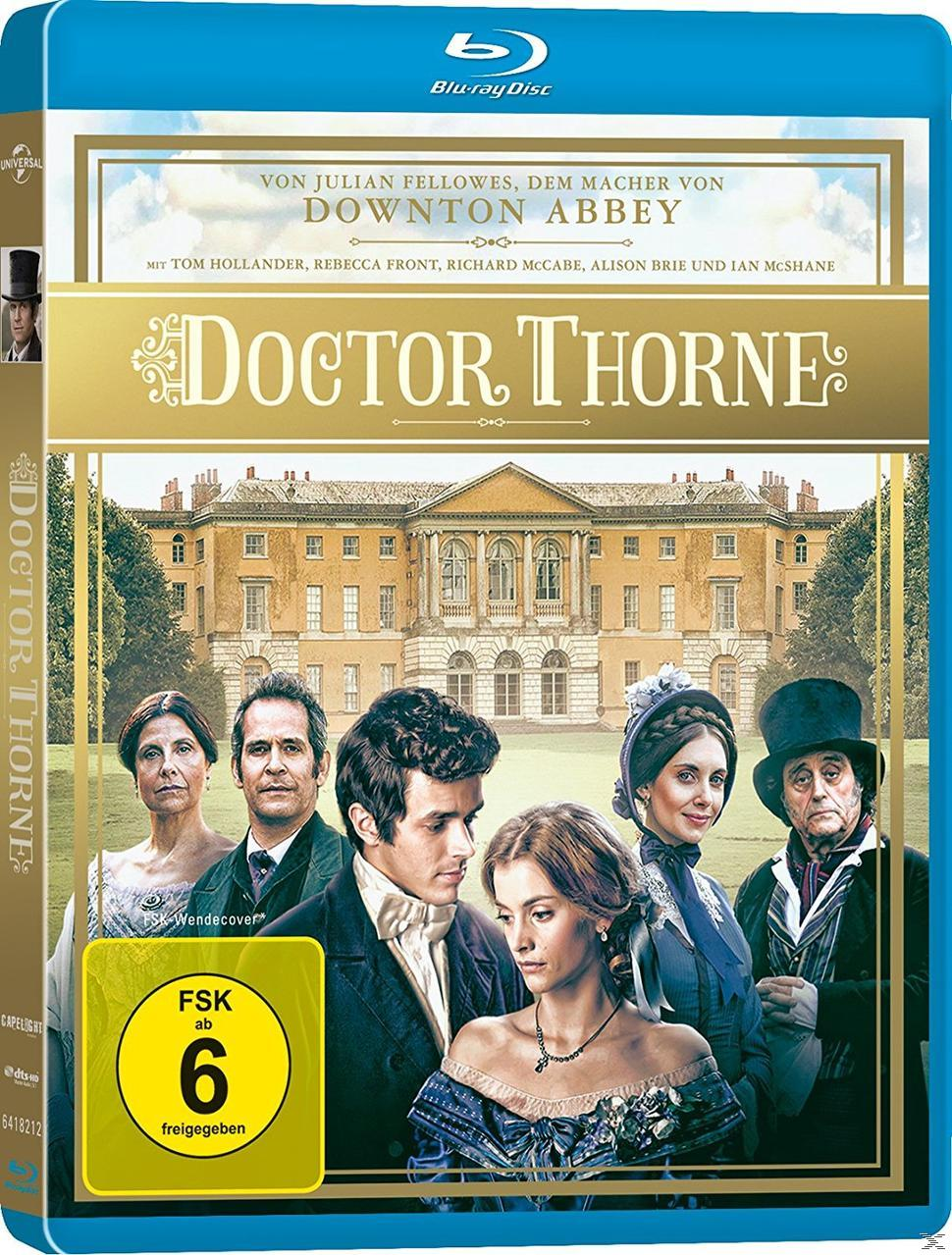 Blu-ray-Cover von Doctor Thorne. Mit Cast-Bild und einem Herrenhaus im Hintergrund.