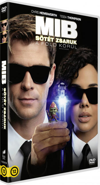A 'MIB: International' DVD tokja. Chris Hemsworth-szel és Tessa Thompsonnal, két fekete öltönyös figurával.
