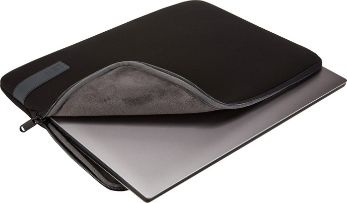 Schwarze Laptoptasche, teilweise geöffnet, zeigt einen silbernen Laptop.