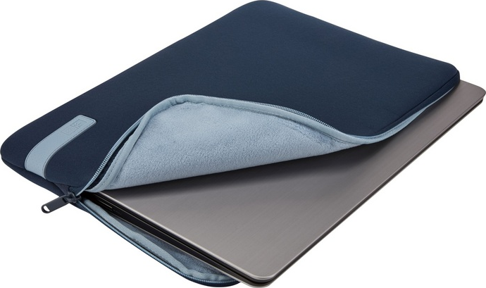 Laptop in einer blauen Schutzhülle mit hellblauem Reißverschluss und Akzent.