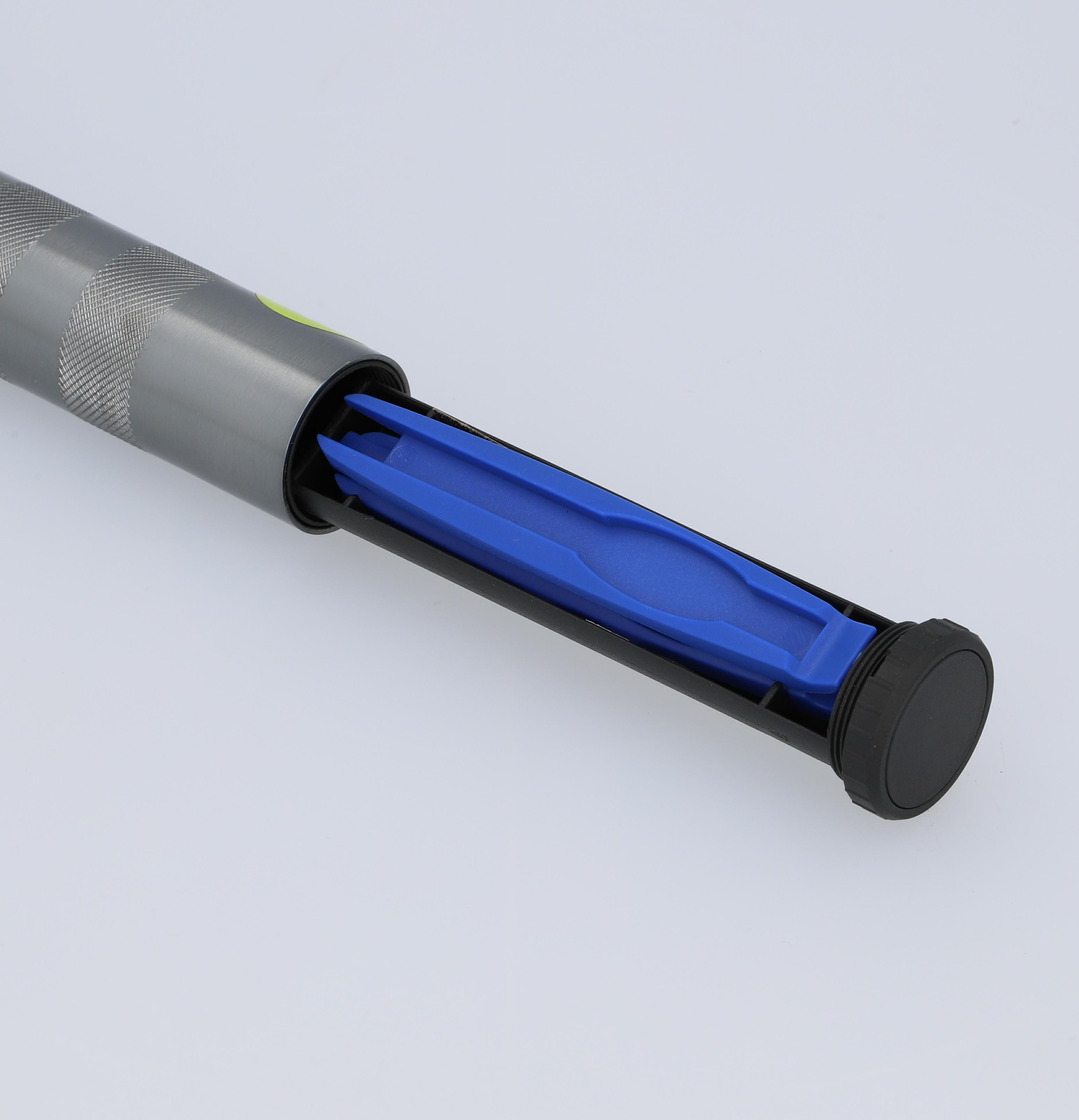 Nahaufnahme eines Stifts. Der Stift ist silberfarben mit einem blauen Werkzeug im Inneren.