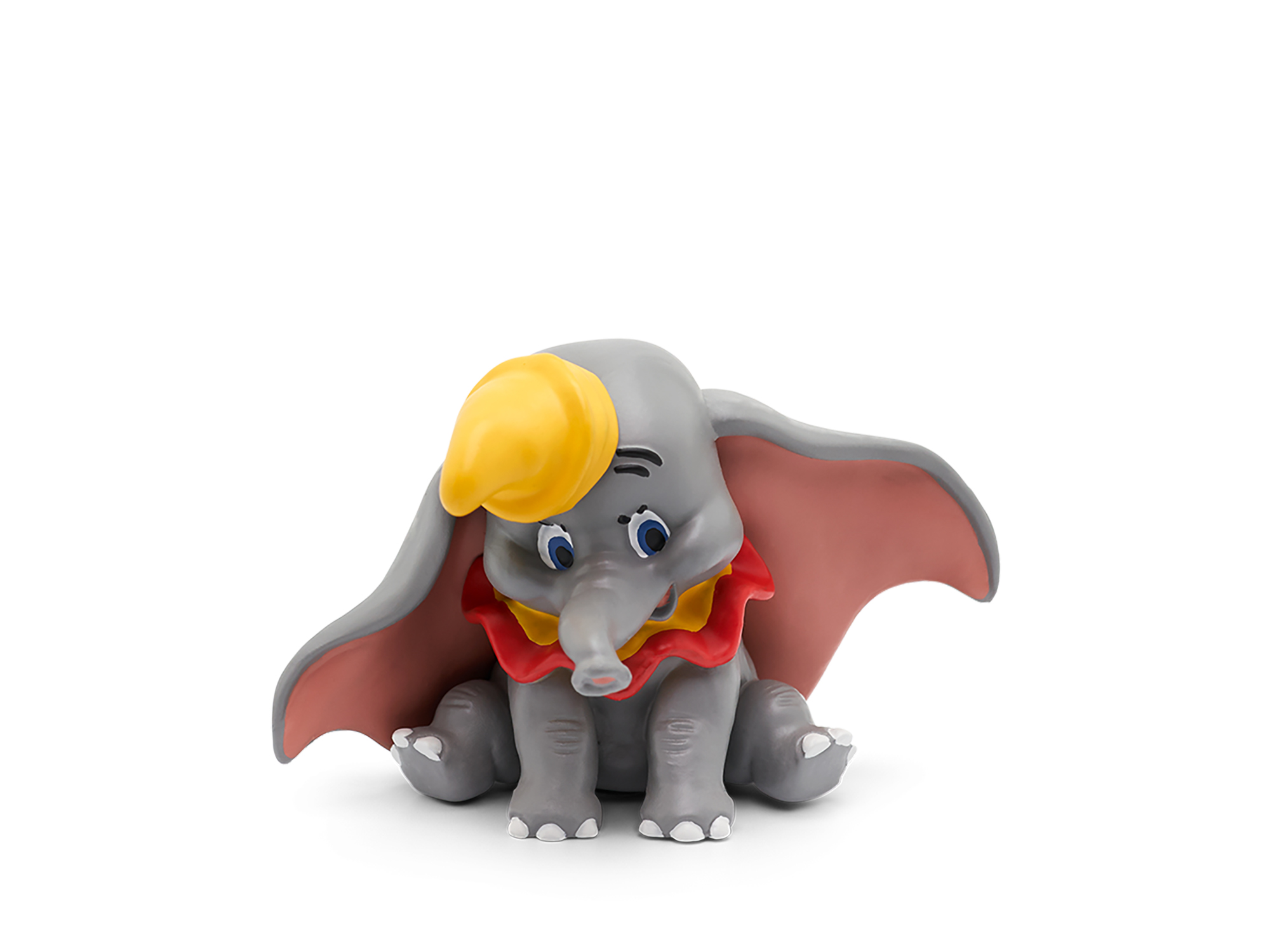 Eine Dumbo-Figur mit gelbem Hut, die auf weißem Hintergrund sitzt. Dumbo ist grau mit rosa Ohren.
