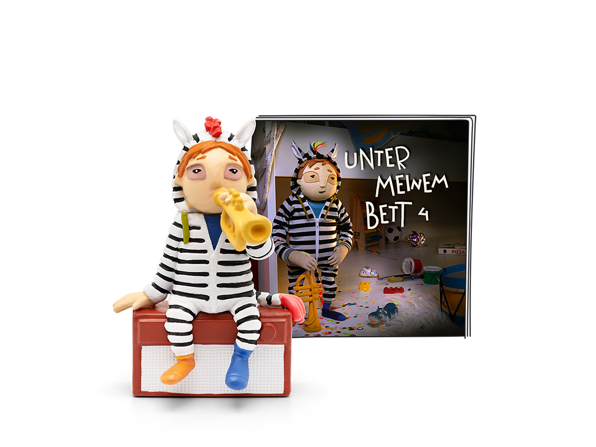 Eine Figur eines Kindes in einem Zebra-Kostüm, das ein Horn spielt, mit dem Album 'UNTER MEINEM BETT 4' im Hintergrund.