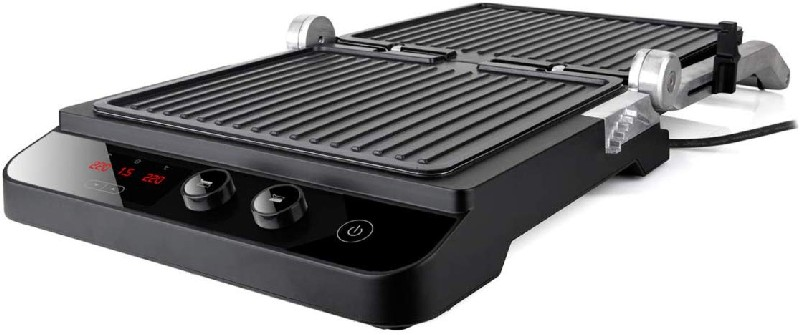 Parrilla negra con perillas de control. La parrilla está abierta y vacía. Fondo blanco.