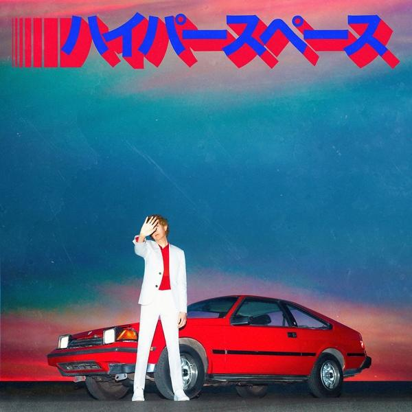 Albumcover mit einem roten Auto und einem Mann im weißen Anzug. Titel ist Hyperspace auf Japanisch. Blauer Himmel im Hintergrund.