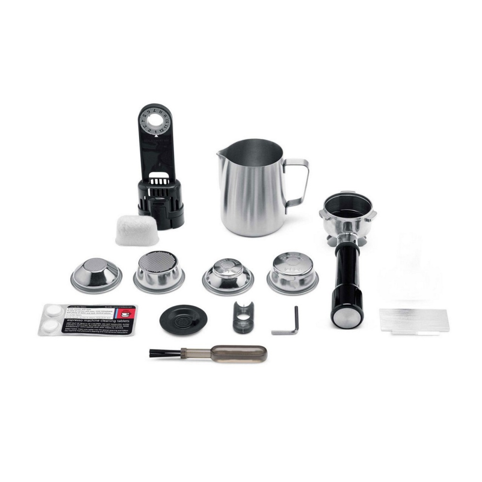 Diverse onderdelen en accessoires voor espressomachines. Een kan, filter en een borstel.