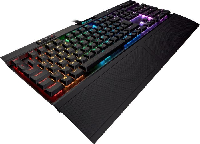 Schwarze Gaming-Tastatur mit bunten beleuchteten Tasten und Handballenauflage.