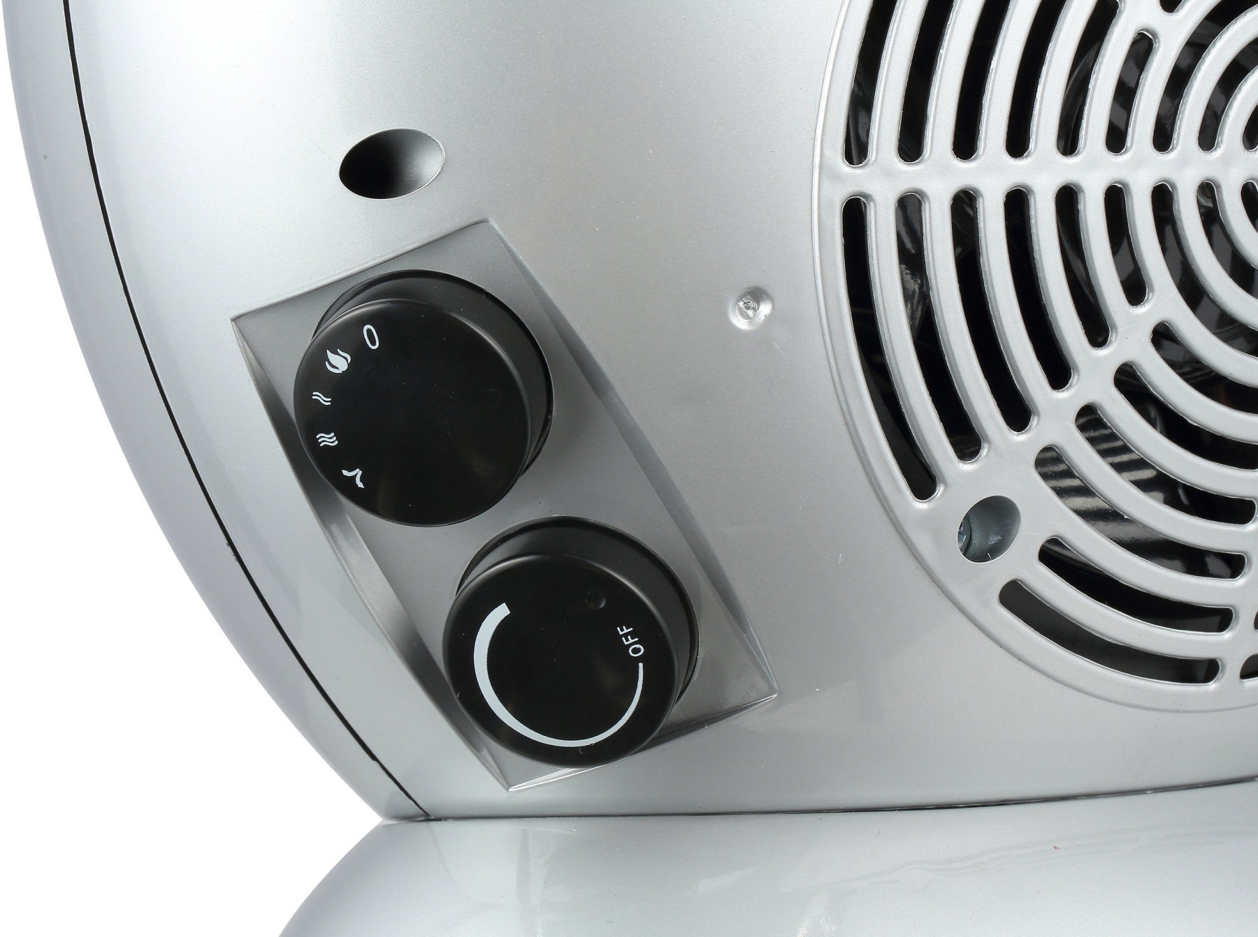 Nahaufnahme eines silbernen Heizlüfters mit schwarzen Drehreglern und einem Ventilator.