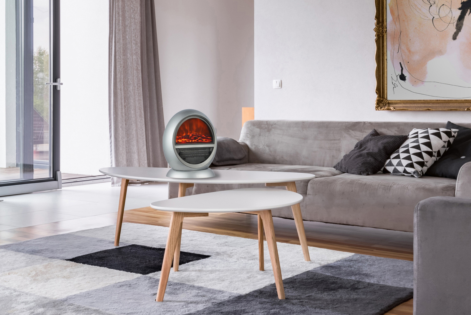 Wohnzimmer mit silbernem elektrischem Kamin auf einem Couchtisch, einem Sofa und einem Teppich.