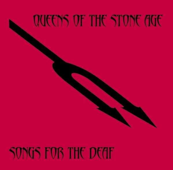 Fond rouge avec un trident noir et les mots "QUEENS OF THE STONE AGE" et "SONGS FOR THE DEAF".
