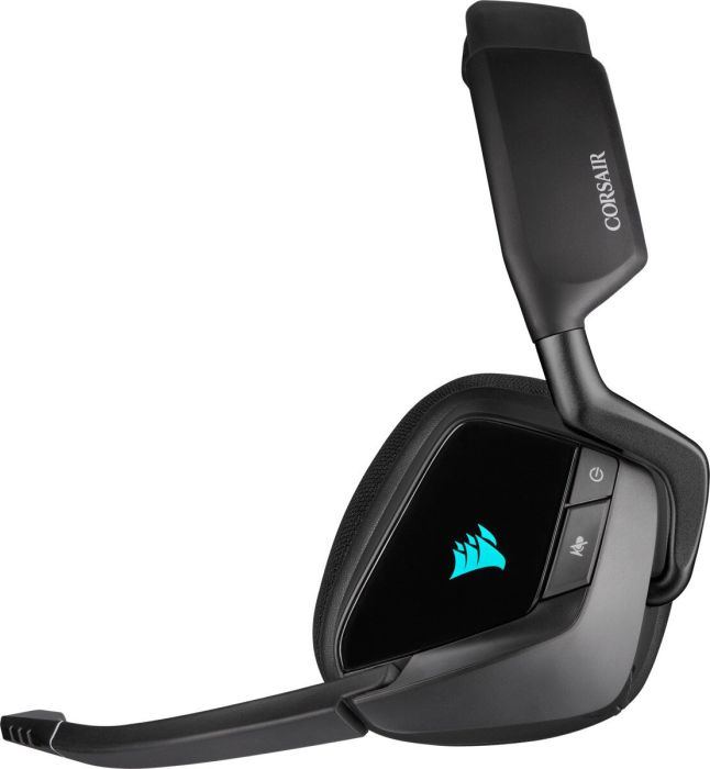 Schwarzes Gaming-Headset mit Mikrofon. Corsair-Logo, blaues Licht. Schwarzer Hintergrund, Seitenansicht.