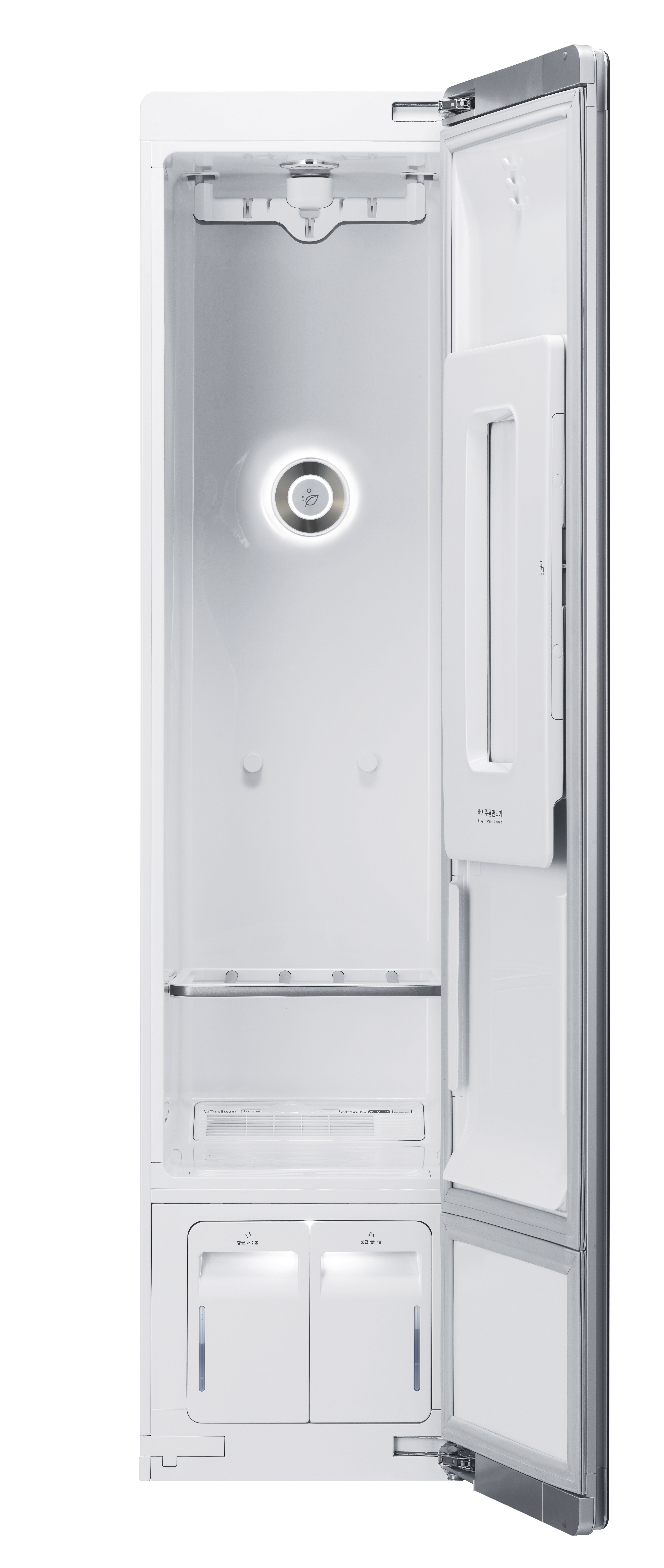 Ein weißer Kühlschrank mit offener Tür, die das Innere zeigt.