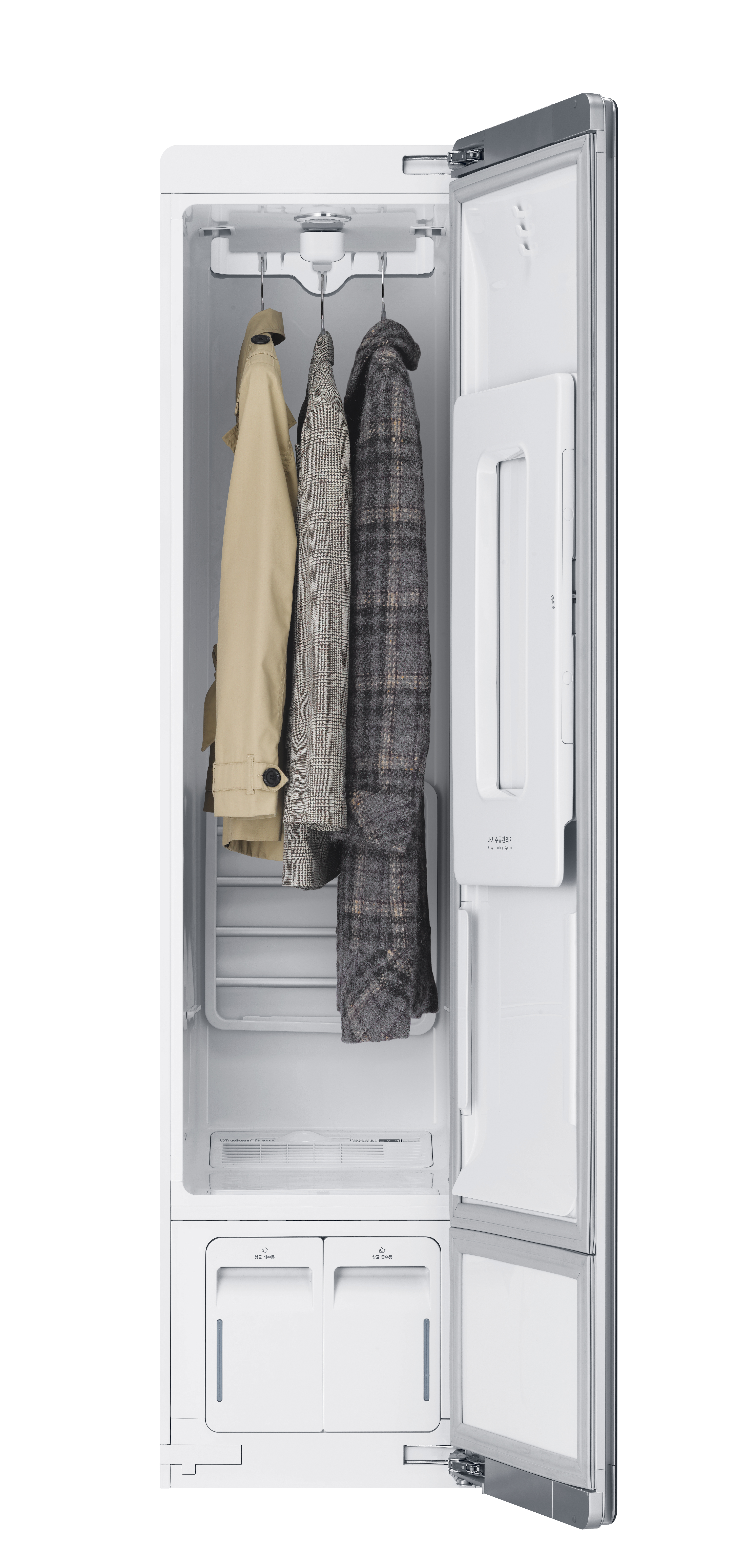 Kleiderschrank mit offener Tür, mit hängenden Kleidungsstücken: Mäntel, Jacken und ein weißer Innenraum.
