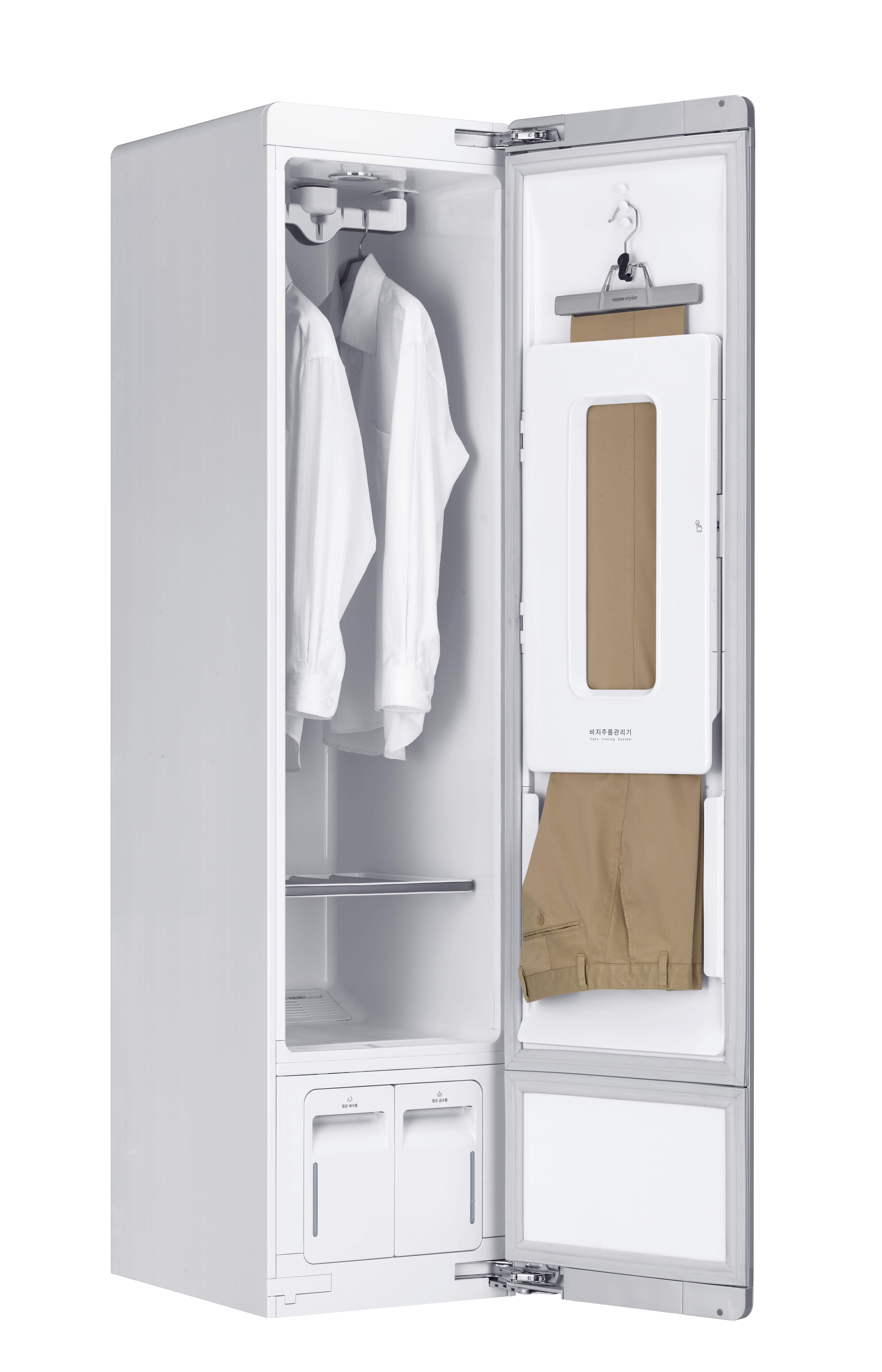 Ein weißer intelligenter Kleiderschrank mit offener Tür, der hängende Kleidung und eine Hosenpresse zeigt.
