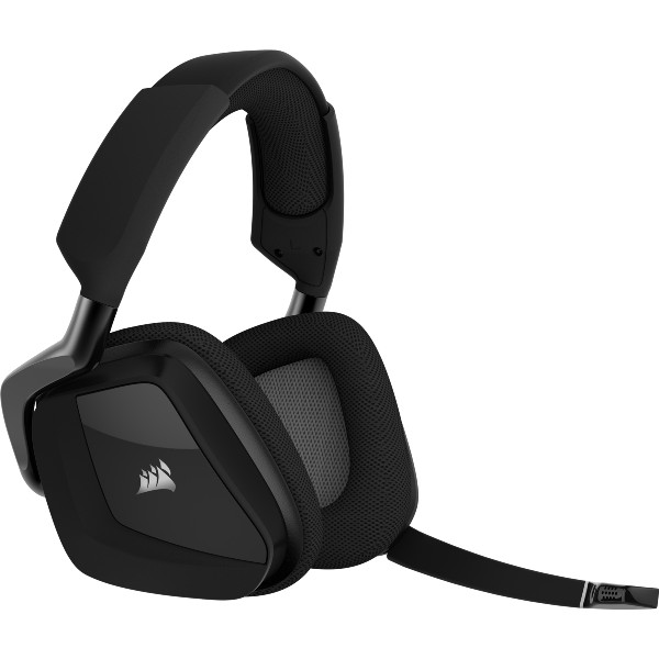Auriculares Corsair negros con micrófono. Los auriculares están sobre un fondo blanco.