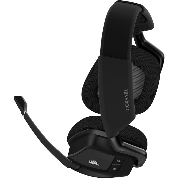 Auriculares gaming Corsair negros con micrófono, vista en ángulo, sobre blanco.