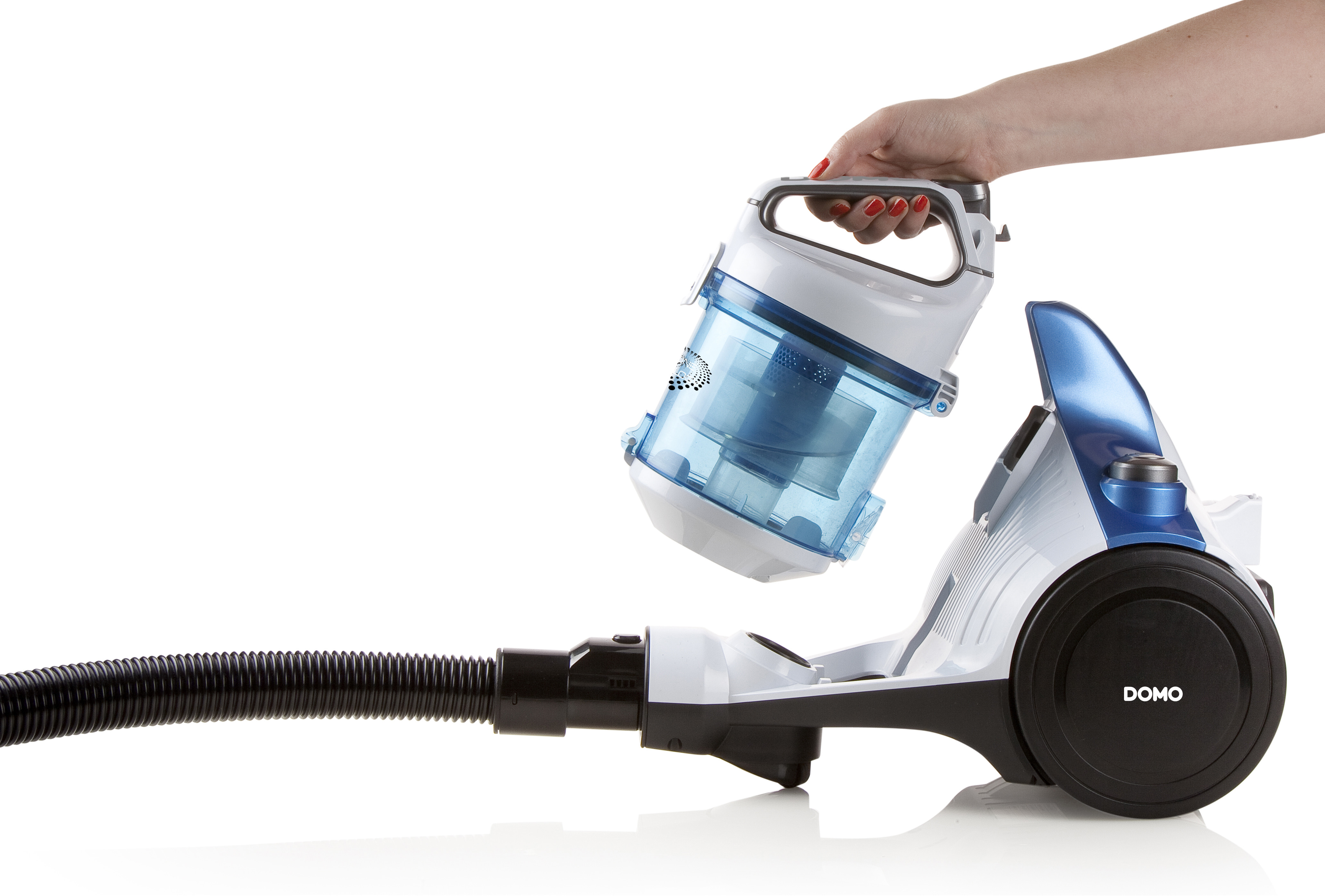 Aspirateur avec une main retirant le bac à poussière.