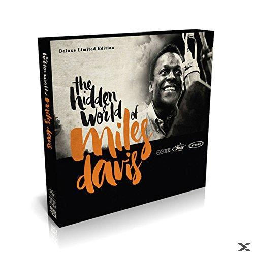 A 'The Hidden World of Miles Davis' fekete doboza egy férfi fotójával.