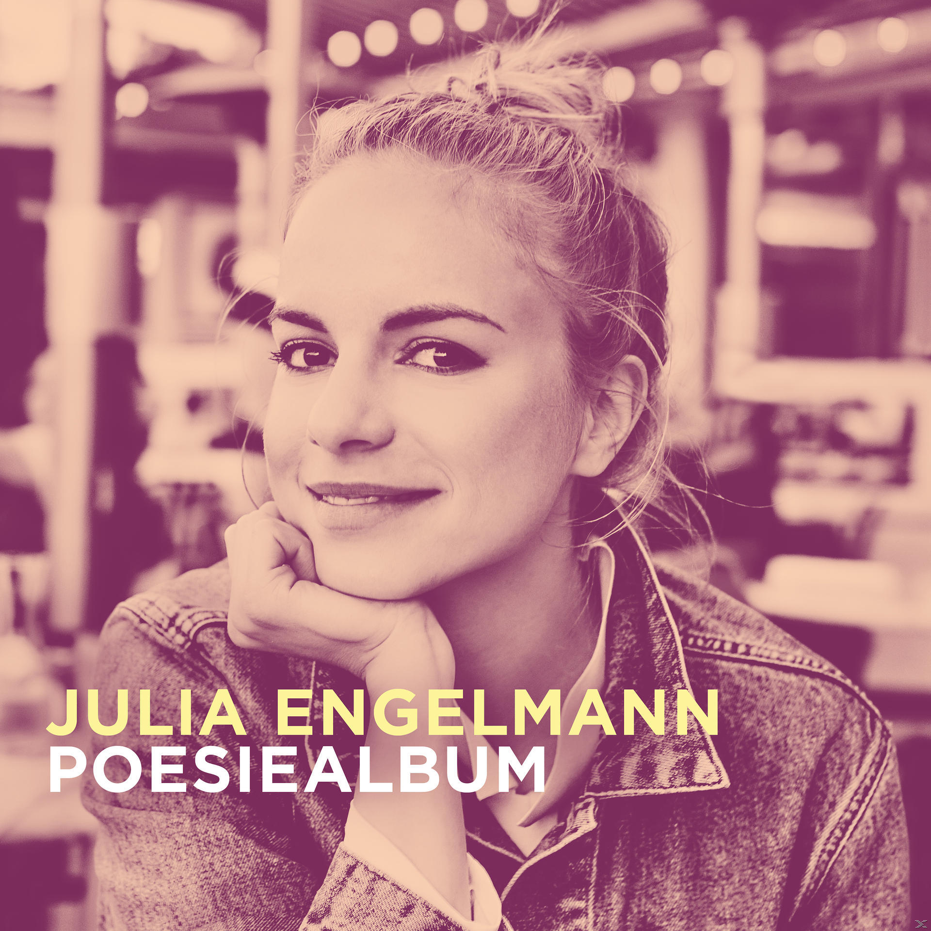 Eine Frau mit blonden Haaren in einer Jeansjacke. Text überlagert 'Julia Engelmann Poesiealbum'.