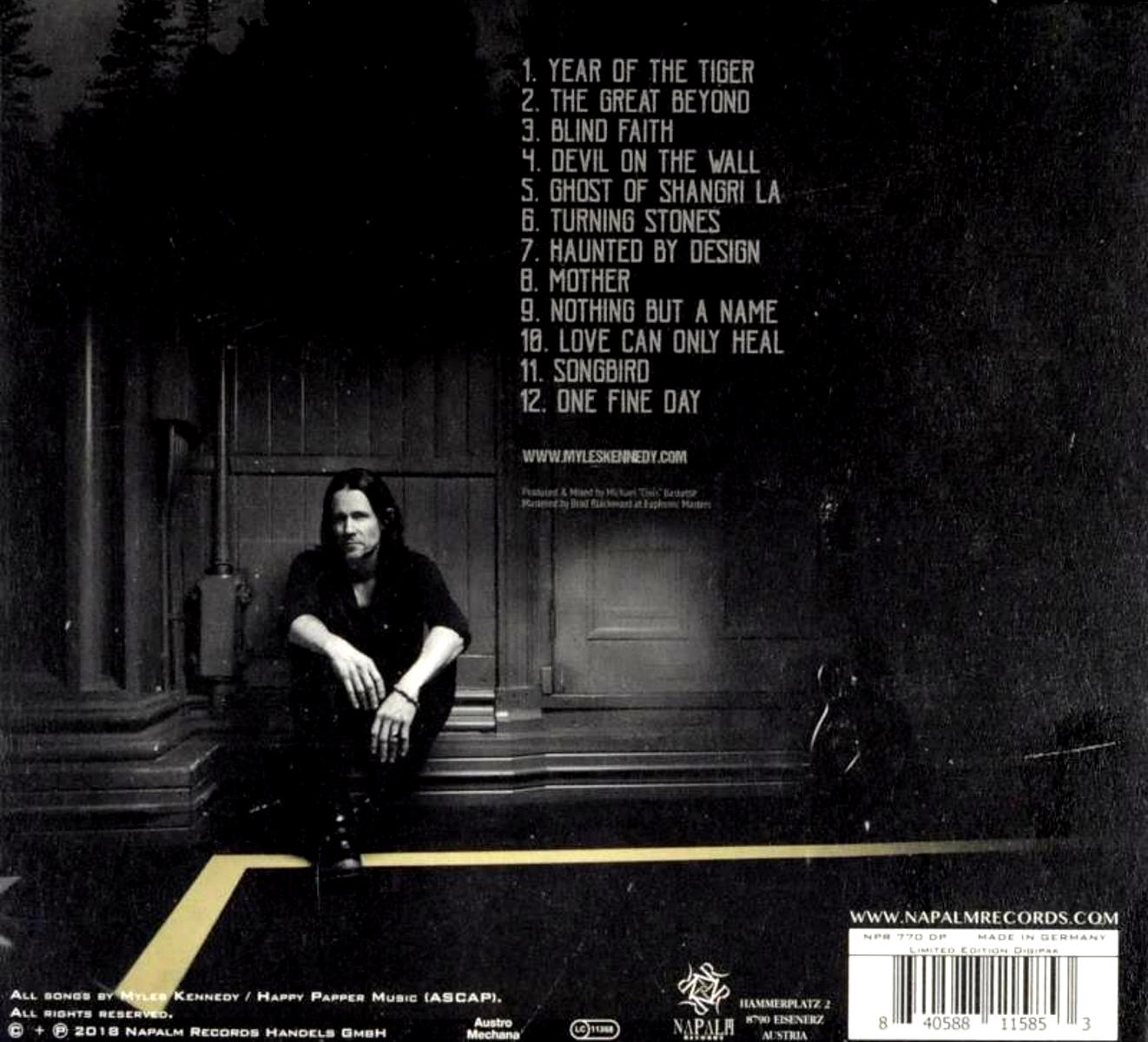 Rückseite der CD, Mann sitzt vor einer Tür. Text listet Songs, Credits und Logo auf.
