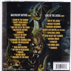 Album-Rückseite mit Titelliste und Bandbild. Dunkle Farben. Metal-Album-Cover.