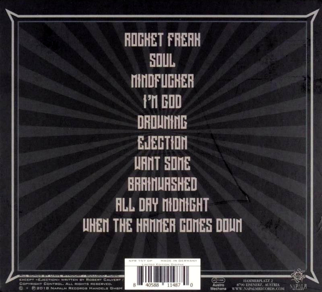 Albumcover mit schwarzem Hintergrund, weißem und grauem Text. Listet Songtitel im Retro-Stil auf.