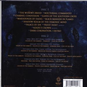 Rückseite eines Albums mit Tracklisten und Text. Dunkelblauer Hintergrund.