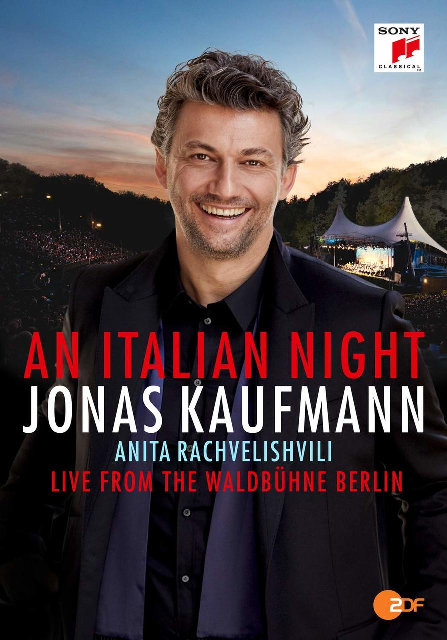Jonas Kaufmann plakátja, 'An Italian Night' felirattal. Élő koncert jelenet.