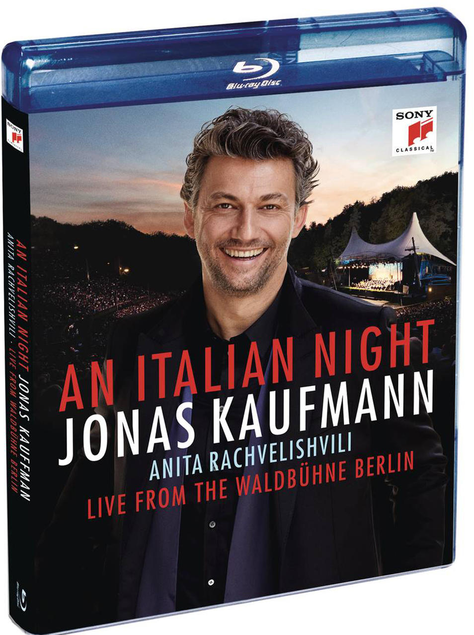 Jonas Kaufmann 'An Italian Night' DVD tokja. A borítón egy mosolygó férfi, a háttérben a színpad.