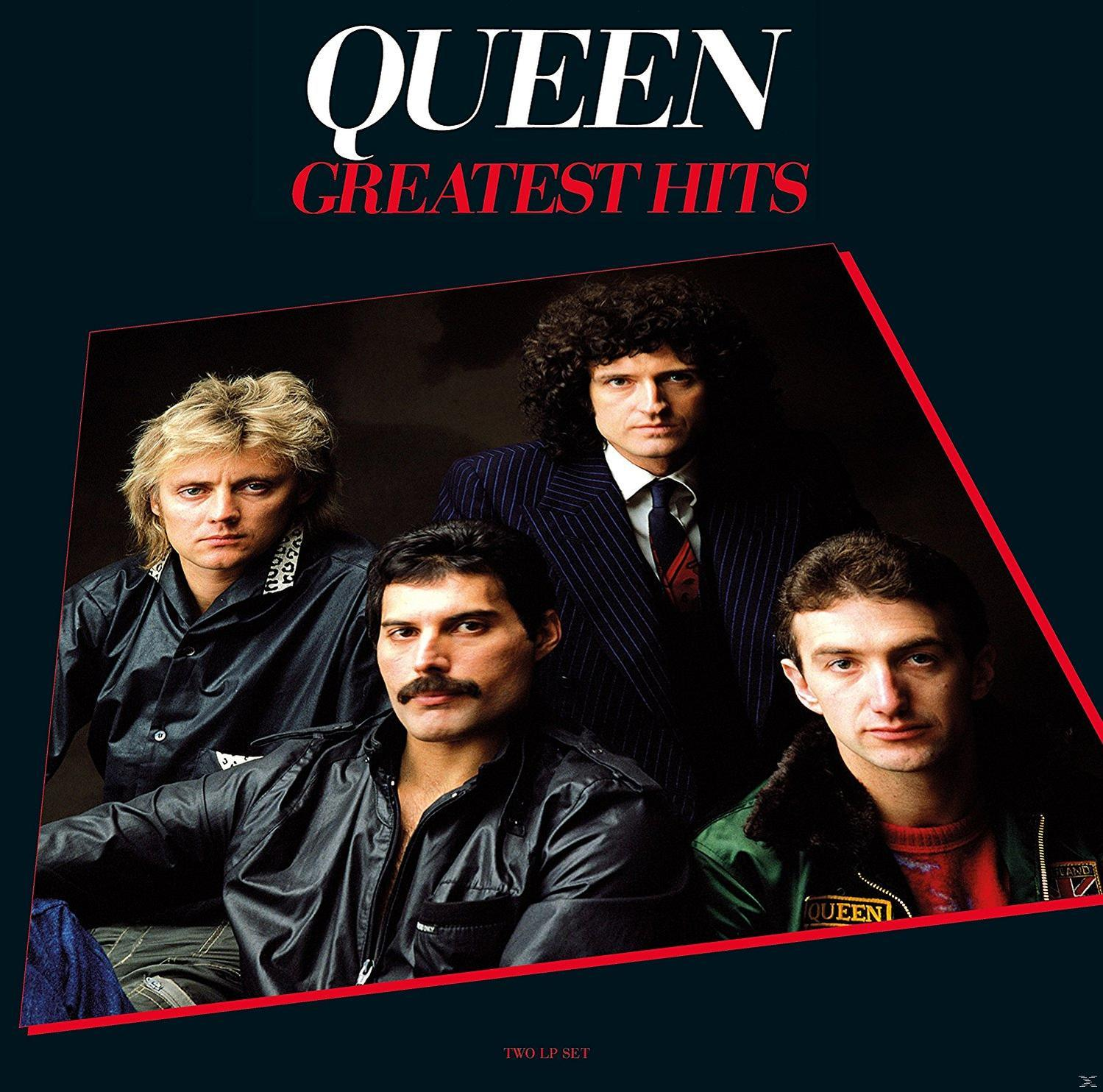 Pochette de l'album Queen, quatre membres du groupe posant. Design rouge et noir. Texte 'Greatest Hits'.