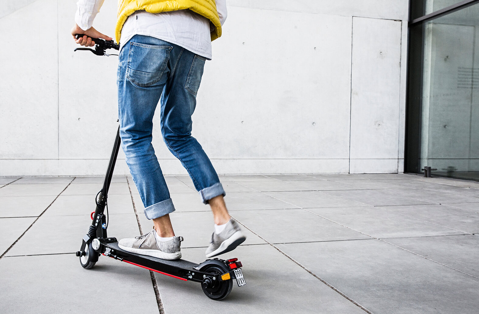 MOOVI ES145A STVO E-Scooter (5,7 Zoll, Schwarz/Rot)