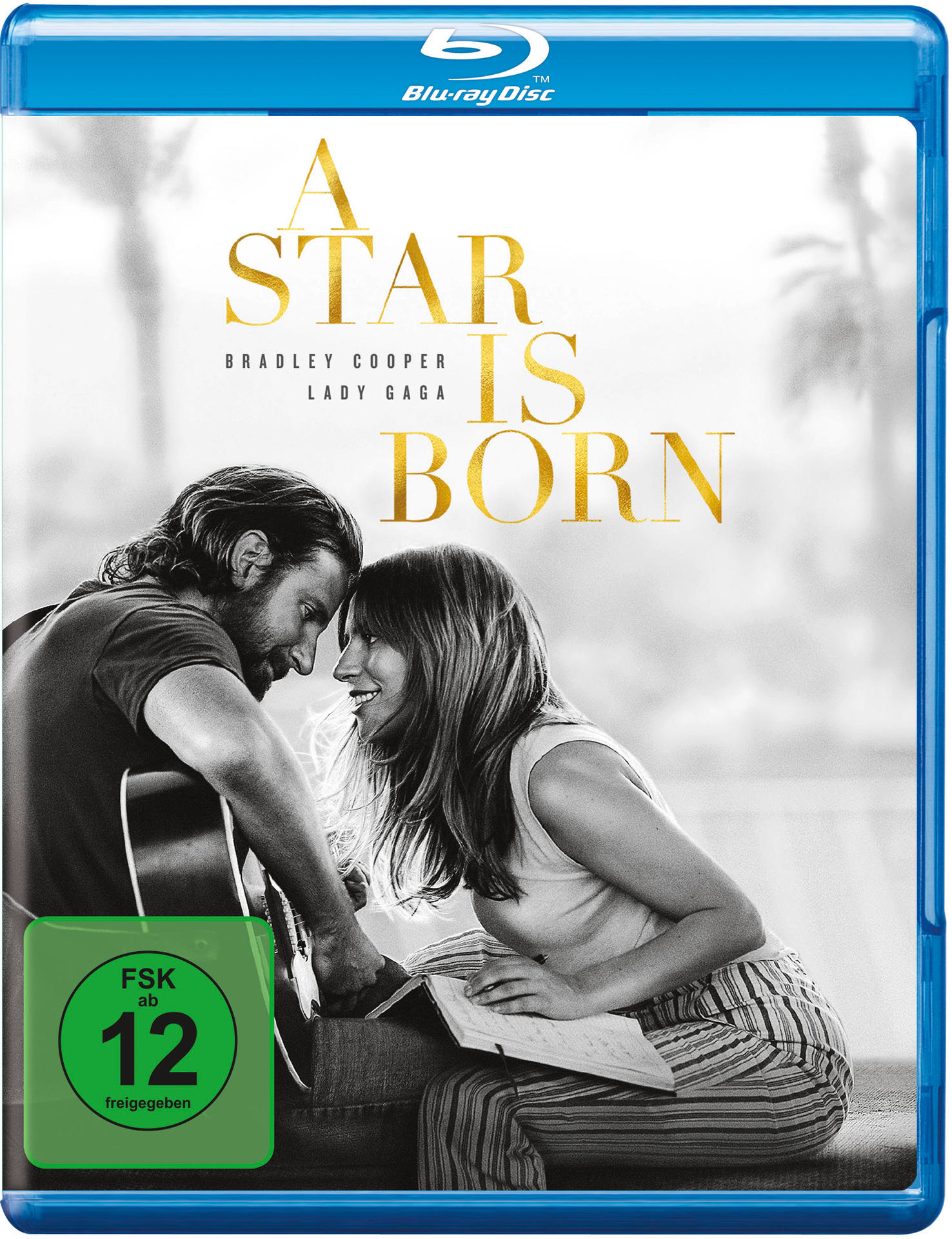 Blu-ray-Cover für A Star Is Born. Bradley Cooper und Lady Gaga schauen sich an und betrachten ein Buch.