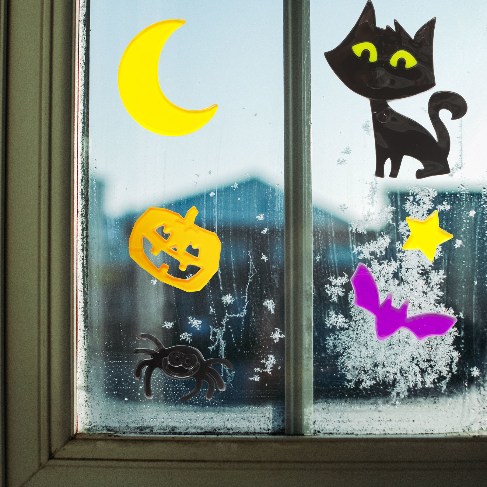 Halloween matricákkal díszített ablak: hold, tök, pók, fekete macska, csillag és denevér.