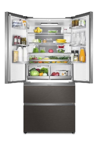 Refrigerador abierto, estantes con comida. Fondo blanco.