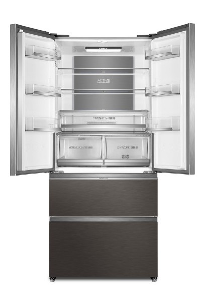 Refrigerador de acero inoxidable abierto con múltiples estantes y cajones visibles.