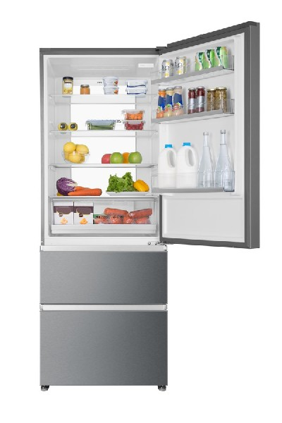 Refrigerador abierto. La sección superior tiene estantes con comida. La parte inferior tiene dos cajones, también con comida.
