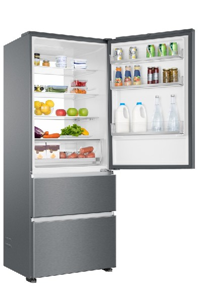 Un refrigerador con la puerta abierta. En el interior hay estantes con alimentos y bebidas. El refrigerador es gris.