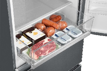 Cajón del refrigerador lleno de carne: salchichas, albóndigas, filetes y alimentos envasados.