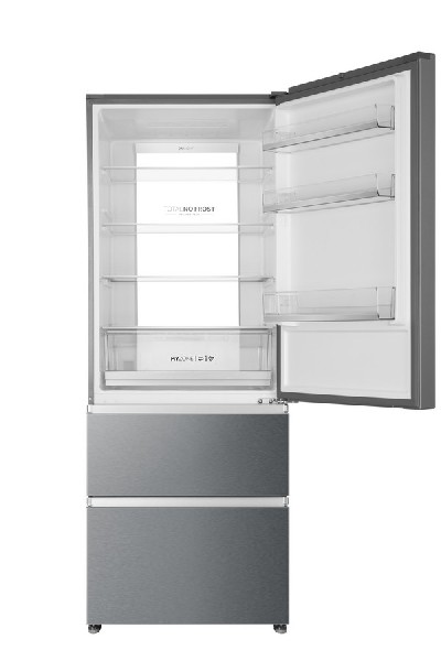 Un refrigerador con la puerta abierta, mostrando estantes y cajones, sobre un fondo blanco.