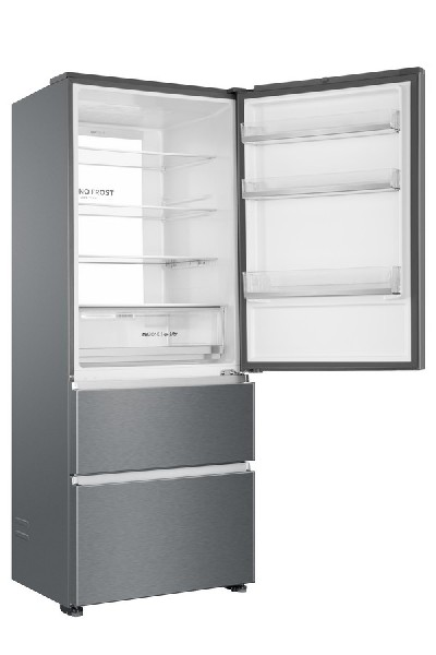 Refrigerador plateado abierto con estantes y cajones, mostrando su interior.