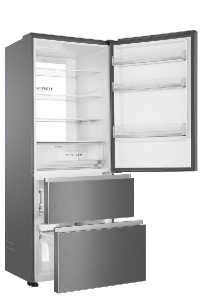 Refrigerador gris con puertas abiertas. Los cajones son visibles. Interior blanco con estantes.
