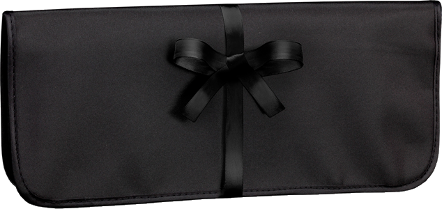 Sac en satin noir avec un nœud en ruban noir au centre.