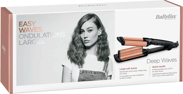 Femme aux cheveux ondulés et coffret fer à boucler. La boîte montre le fer.