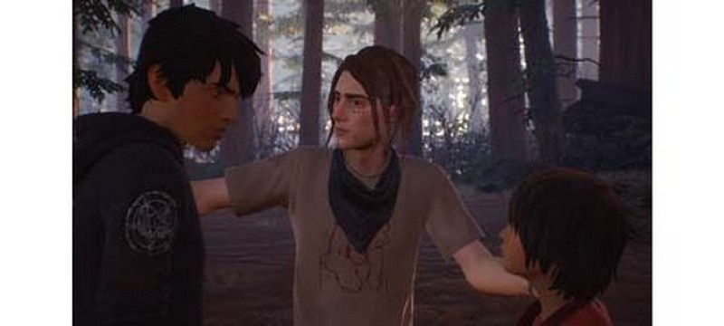 Tres personas en un entorno forestal, con dos mirando a la tercera.